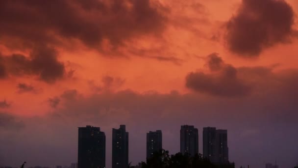 乌云覆盖的天空在晚上，建筑高层，房子剪影. — 图库视频影像
