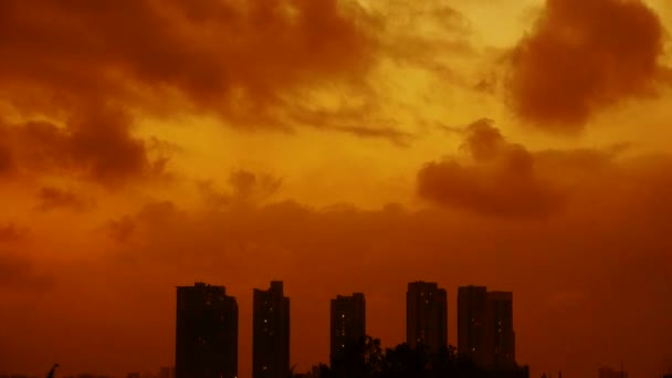 Dark clouds cover sky at evening,building high-rise,House silhouette. — Stock Video