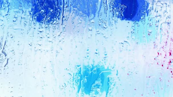 Wassertropfen an Fenstern, Gittern, Eis, Wasserdampf. — Stockvideo