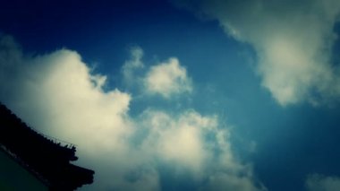 yüksek bulutlar ve Tapınağı çatı, güneşli.