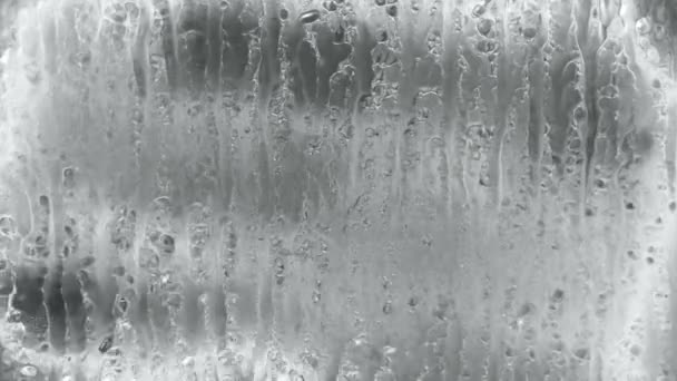 Gotas de água nas janelas, grelhas, gelo . — Vídeo de Stock