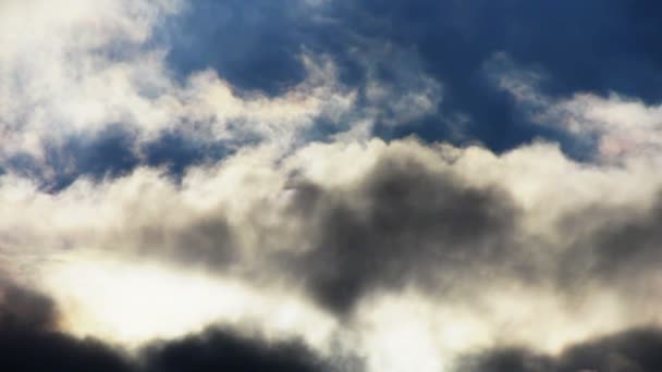 Spektakulära moln täcker himlen, Altocumulus, skymning, sandstorm. — Stockvideo