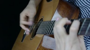 gitar closeup oynarken, tıngırdatma.