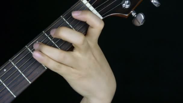 Adam gitar çalıyor, tıngırdatma. — Stok video