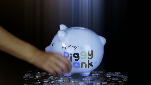 Prasátko mince pokles v černém prostoru, Piggy Bank úspory Rmb a paprsky světla. — Stock video