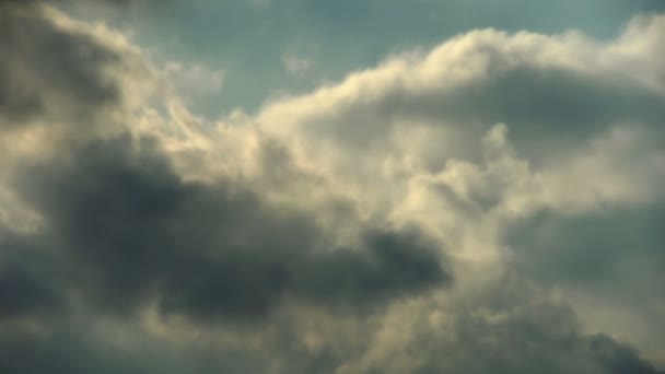 Espetaculares nuvens cobrem céu, Altocumulus, crepúsculo. — Vídeo de Stock