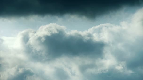 Spektakuläre Wolken bedecken Himmel, Altocumulus, Dämmerung. — Stockvideo