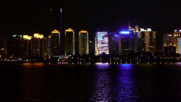 Stadt am Meer bei Nacht, Wolkenkratzer, Metropole, Nacht Neon-Ansicht, Hongkong, New York — Stockvideo