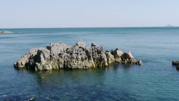 Superficie del agua del océano y arrecife de roca costera, algas, algas marinas, reflujo, grava, isla . — Vídeos de Stock
