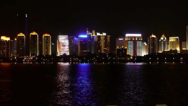 Ciudad costera por la noche, rascacielos, metrópolis, Vista nocturna de neón, Hong Kong, Nueva York — Vídeos de Stock