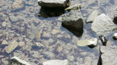 açık ve şeffaf Repulse Bay dalgalanma, köpüklü Gölü, çakıl.