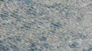 açık ve şeffaf Repulse Bay dalgalanma, köpüklü Gölü, çakıl.