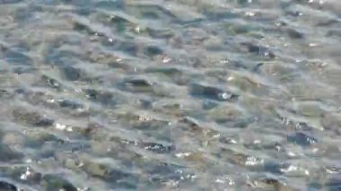 açık ve şeffaf Repulse Bay dalgalanma, köpüklü Gölü, çakıl.