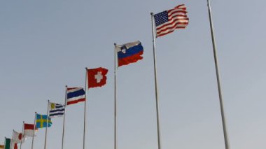 Birçok ülke bayrakları rüzgarda çırpınan. Amerikan bayrağı.
