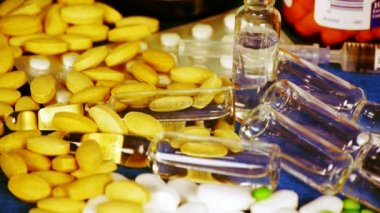 Birçok tablet, enjeksiyon, şırınga ve kapsül.