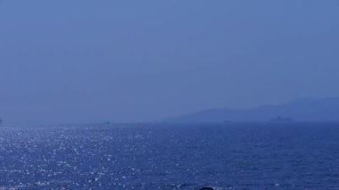 Kargo gemisi hareket üzerinde köpüklü dalgalar.