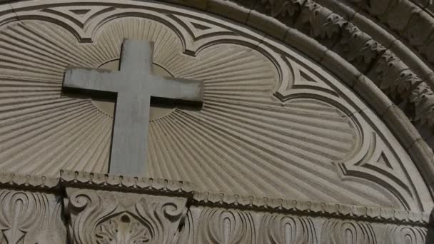 Qingdao katholieke kerk barok gesneden stenen beeld. — Stockvideo