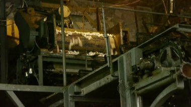 İpekböceği kozası ipek factory.reeling Atölyesi'nde.