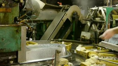 İpekböceği kozası ipek Fabrikası'nda. Atölyesinde makaralama işçi.