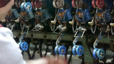 Çin-Ekim 19, 2016:Workers atölyesinde makaralama. İpekböceği kozası ipek Fabrikası'nda.