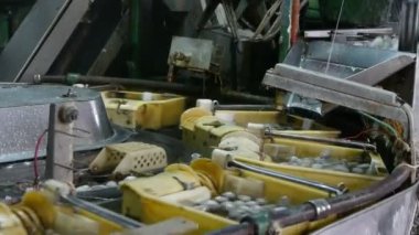 İpekböceği kozası ipek Fabrikası'nda. Atölyesinde makaralama işçi.