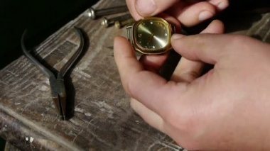 Watch ahşap masa, birçok araç üzerinde açmak için yıkıldı.