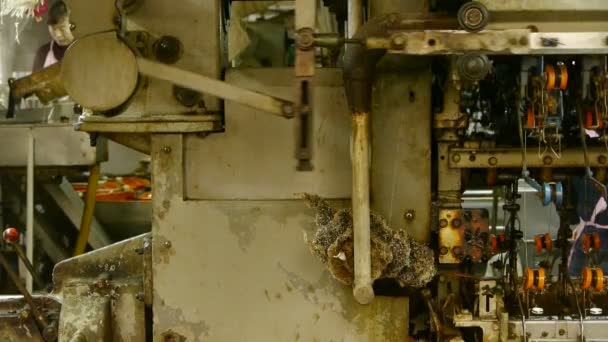 Smotávání stroj a textilní stroje v provozu. — Stock video