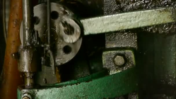 Máquinas de precisão complexas em operação.Rolamento, Eixo, encanamento, tubo, derramamento de óleo . — Vídeo de Stock