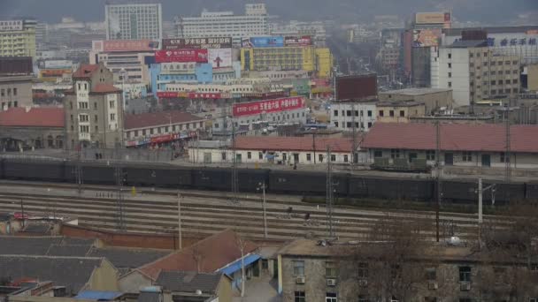 Chine-Février 08,2017 : Long train de marchandises voyageant sur le chemin de fer à Taian City près de Mountain Tai, Après rai — Video