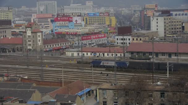 Čína-Únor 12, 2017:Long zboží vlak cestování na železnici v městě Tai'an poblíž Mountain Tai po rai — Stock video