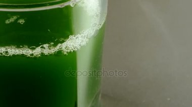 Köpük Blister su yüzeyi ve. Bir fincan yeşil otu, buğday-suyu, blis