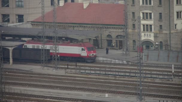 Китай-дек 12.2016: Китай-дек 12.2016: Длинный пассажирский поезд, идущий по железной дороге, после Горного Тая железнодорожного вокзала . — стоковое видео