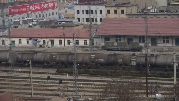 Kina-dec 12, 2016:Long tank tåg resor på järnväg i Kina, efter järnvägsstation. — Stockvideo