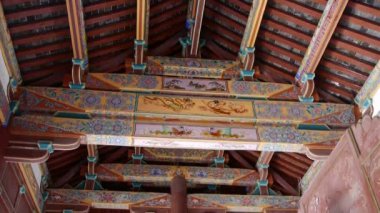 Çinli ölümsüzler Budist Vajra heykeli ve oyulmuş kirişlerle hamile Maitreya