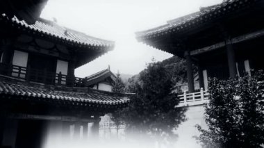 Ormandaki Çin antik tapınak mimarisi.