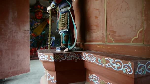 Chinesische Unsterbliche buddhistische Vajra-Skulptur in geschnitzten Balken bemalte Gebäude, ein — Stockvideo