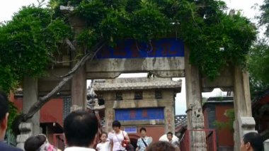 Çin-Ağu 12, dağ taş basamaklar,, Chines yürüyen turist kemer kapı sarılı 2017:vines