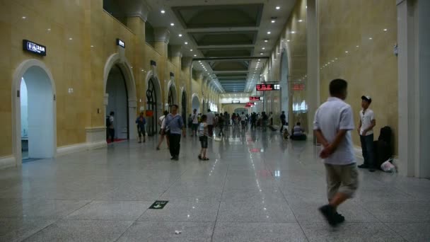 Китай-Серпень 16, 2017: зал очікування від залізничного вокзалу, китайська китайська. — стокове відео