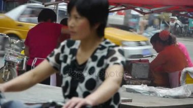 Çin-Ağu 16, 2017: Kentsel şehir işlek yol trafik, sokaklarda yürüyüş yayalar. Asya Çin Çince