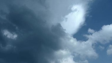 Görkemli bulutlar gökyüzünü kaplıyor, Altocumulus, alacakaranlık.