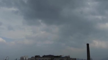 Muhteşem bulutlar kapak gökyüzü, şehir fabrika baca, Altocumulus, alacakaranlıkta.