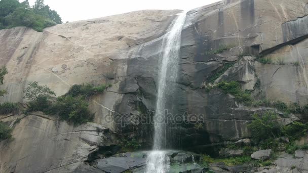 Cachoeira em falésias em montanhas, fluindo para lago lagoa. — Vídeo de Stock