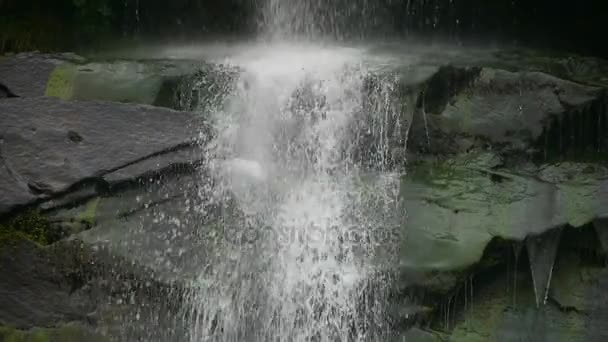Vattenfall på klippor i berg, rinner ut i dammen sjö. — Stockvideo