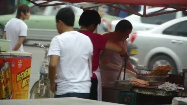 China-Aug 16,2017: Ciudad urbana llena de tráfico por carretera, peatones caminando por las calles.Asia China Chinese — Vídeos de Stock