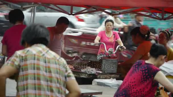 China-aug 16,2017: stadtverkehr stark frequentiert, fußgänger auf straßen.asia china chinese — Stockvideo