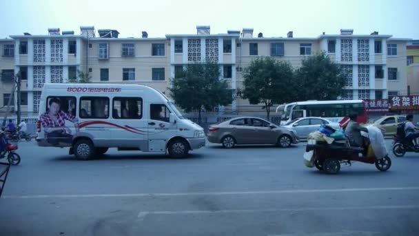 Chine-16 août 2017 : Ville urbaine achalandée par la circulation routière, piétons marchant dans les rues.Asie Chine chinois — Video