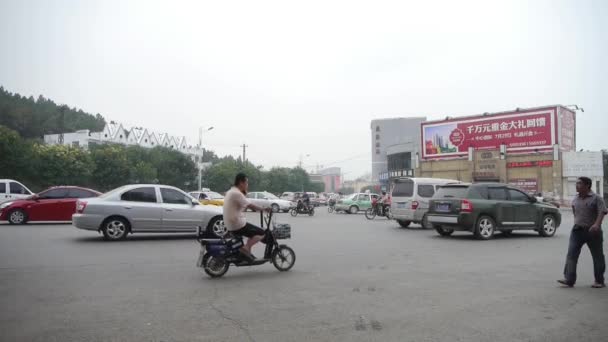 China-Aug 16,2017: Ciudad urbana llena de tráfico por carretera, peatones caminando por las calles.Asia China Chinese — Vídeo de stock