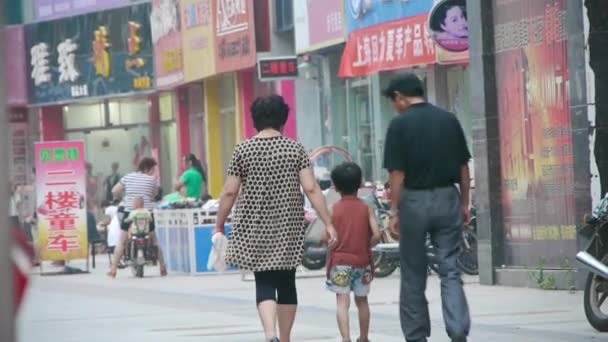 China-Ago 16,2017: Bicicletas eléctricas y motocicletas en la carretera urbana de la ciudad, China Pueblo chino . — Vídeos de Stock