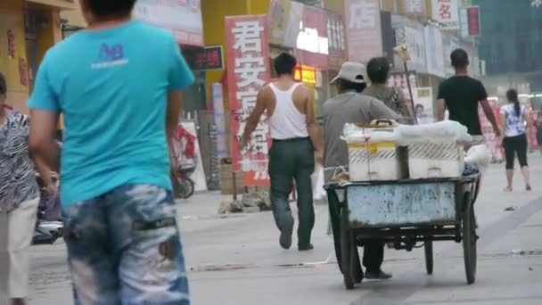 China-Ago 16,2017: comerciantes vendedor empujando un triciclo en la calle, en la carretera urbana de la ciudad, China pe chino — Vídeos de Stock