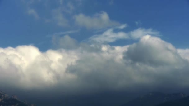 Σύννεφα στην κορυφή του λόφου & βουνού. — Αρχείο Βίντεο